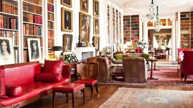 Le manoir dispose de 26 chambres, 25 salles de bains et d'innombrables salles de réunion, salles à manger et une bibliothèque.