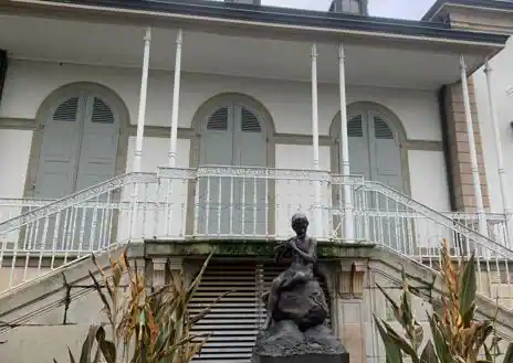 Image secondaire 1 - Le siège de la Fondation Henry Durant, basé à Genève, est hermétiquement fermé.  Cette fondation, spécialisée dans la médiation pour la paix dans les conflits armés, comme l'indique le panneau sur la porte, est choisie comme vérificateur international des négociations entre le PSOE et les Junts.