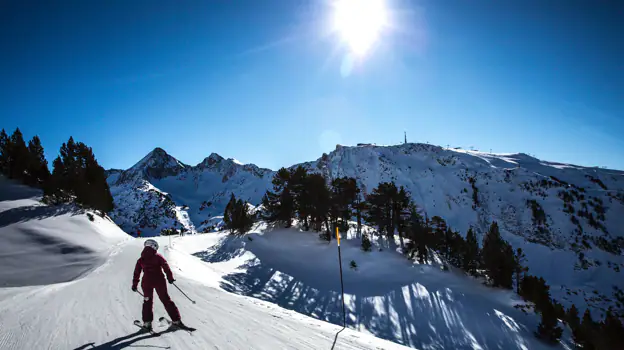 Skieur sur les pistes de la station de Baqueira Beret