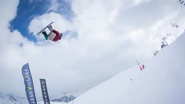 Snowboard sur les pistes de la station Formigal