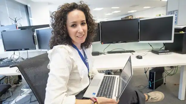 Leticia Monasterio travaille comme ingénieur en nouvelles technologies et innovation chez Thales, dans des projets du Fonds européen de défense (FED).