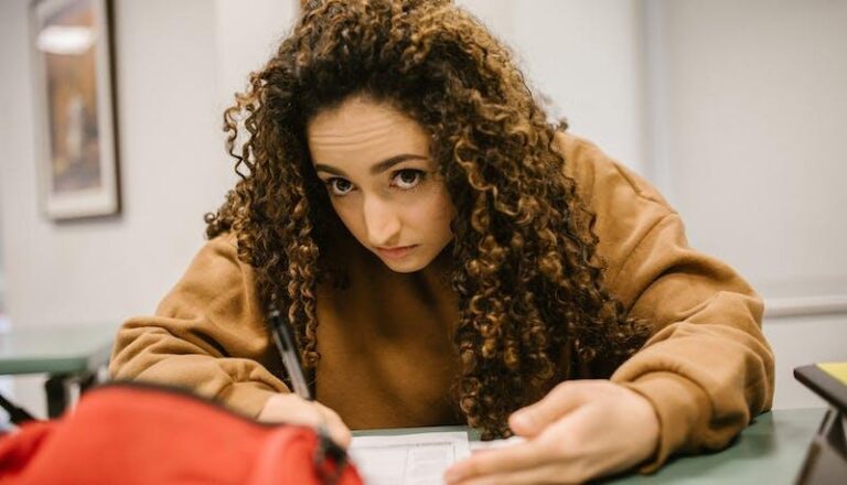 Le professeur se colle la deuxième solution de test sur le dos, Maturité à risque à Rome