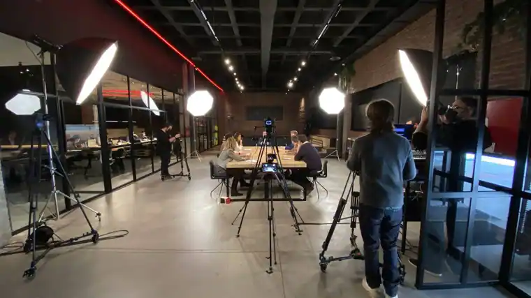 50 heures de formation, 10 tables de discussion et 150 entretiens ouverts