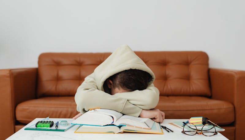 étudiant fatigué sur les livres