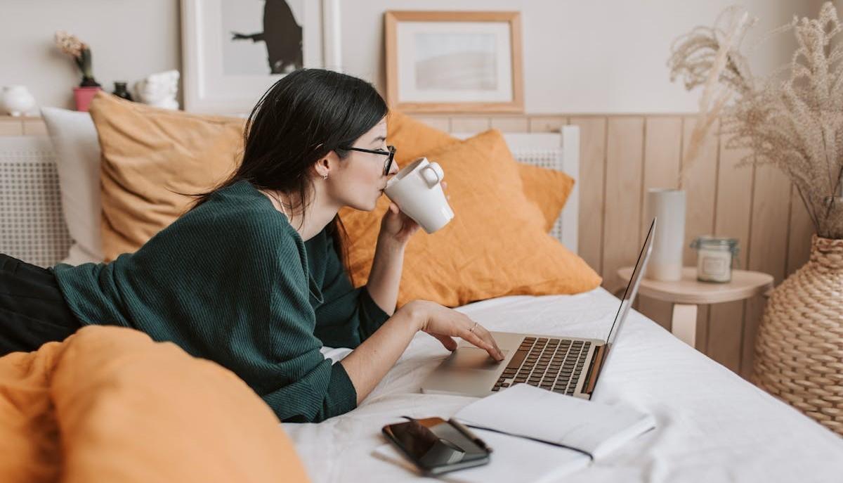 Étudiant lisant les nouvelles de la facture 4+2 sur l'ordinateur