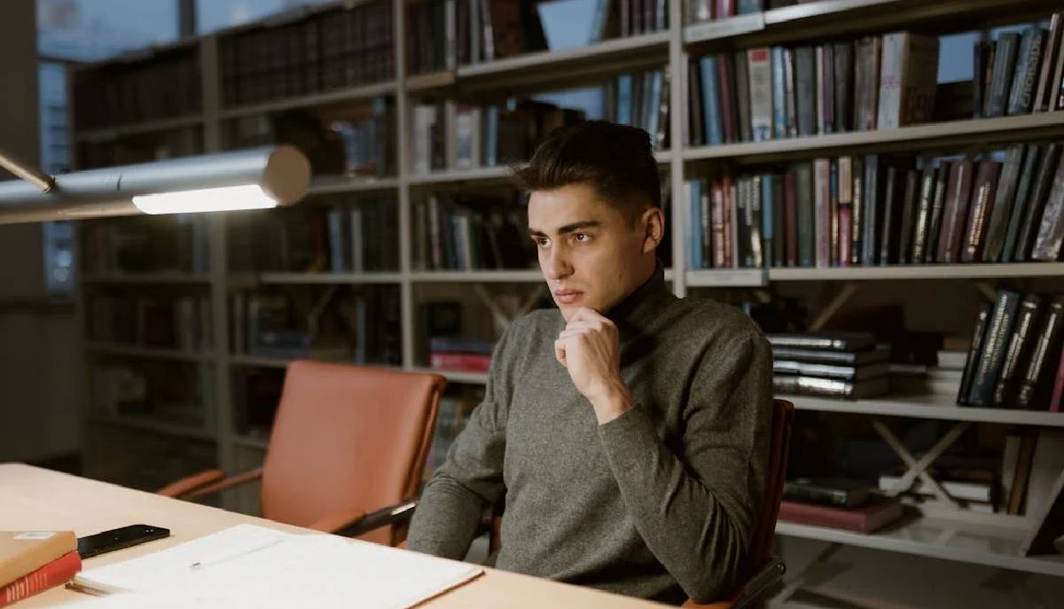 étudiant concentré sur ses études