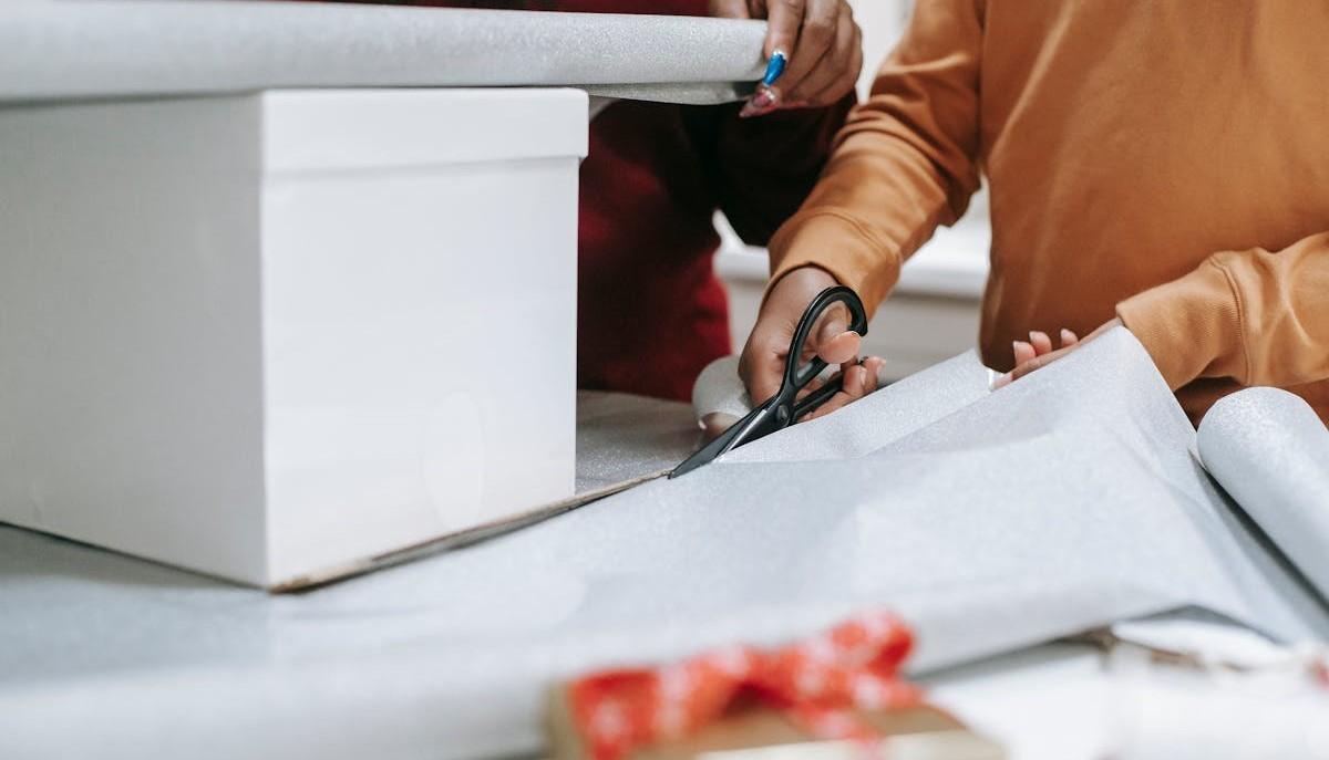 Les étudiants emballent les cadeaux de Noël