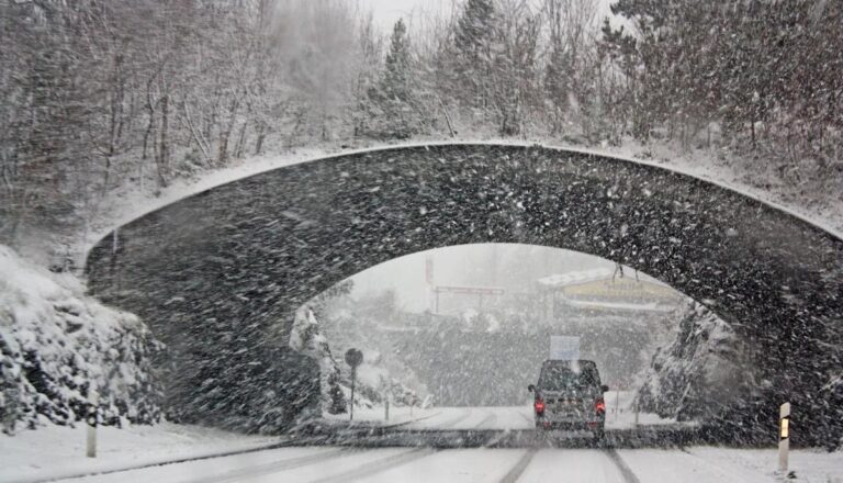 écoles fermées aujourd'hui et mises à jour pour demain
