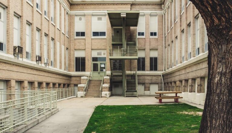 Maman frappe le professeur pour une note à son fils: « Je prends un massacre »