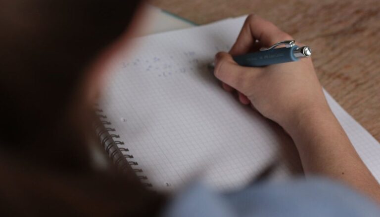 Non seulement les changements, il y a ceux qui protestent contre l'orale en parlant: la lettre