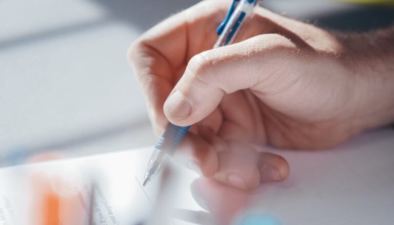 Étudiant avec une lettre de protestation contre la discontinuité didactique