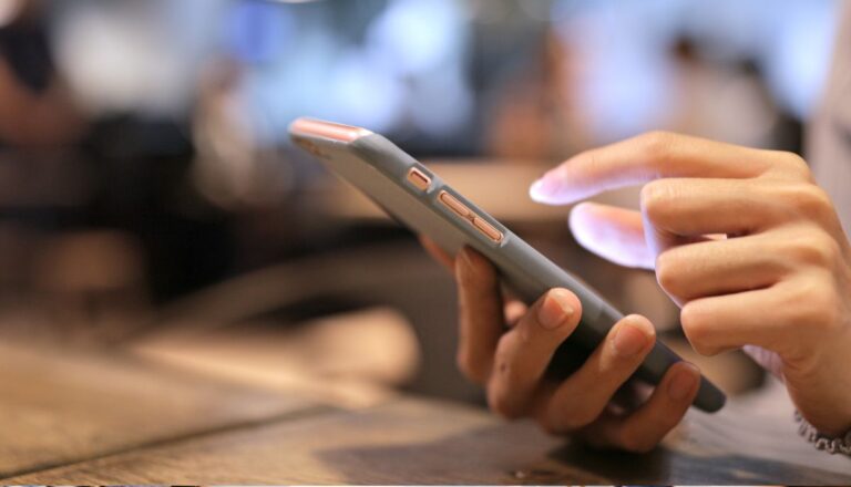 Smartphone à l'école, à Trentino No Prohibitions mais l'éducation numérique