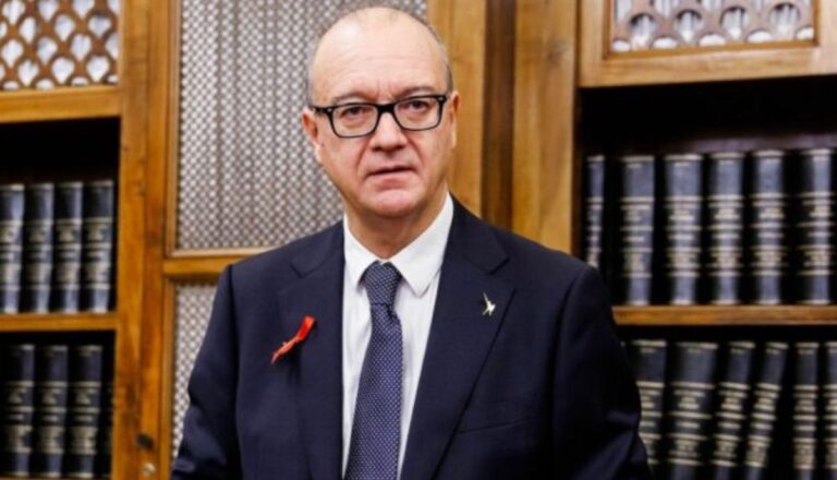 Valditara appelle les parents du suicide en latina