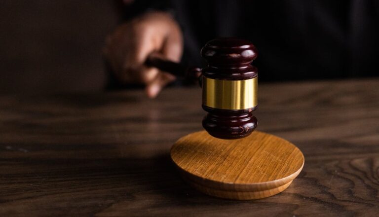 L'enseignant reproche le manager devant les élèves et se retrouve devant le tribunal