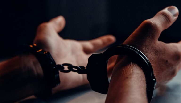 Faux enseignant arrêté après des années de leçons et de mensonges