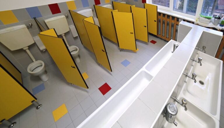 Dans cette école on ne peut aller aux toilettes que 7 fois par semaine avec un badge