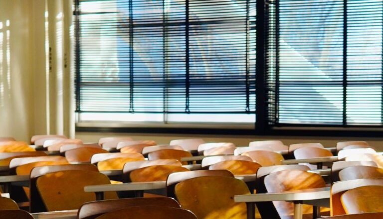 Un élève tombe du toit de l'école pendant l'occupation