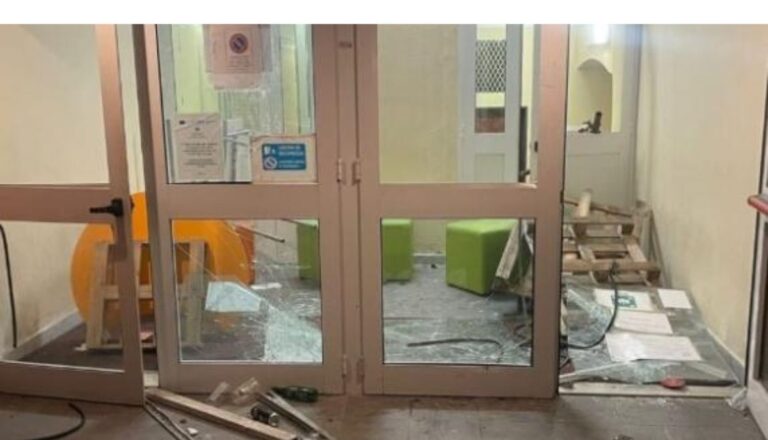 A Gênes des vandales dans l'école occupée avec des barreaux et des croix gammées sur les murs