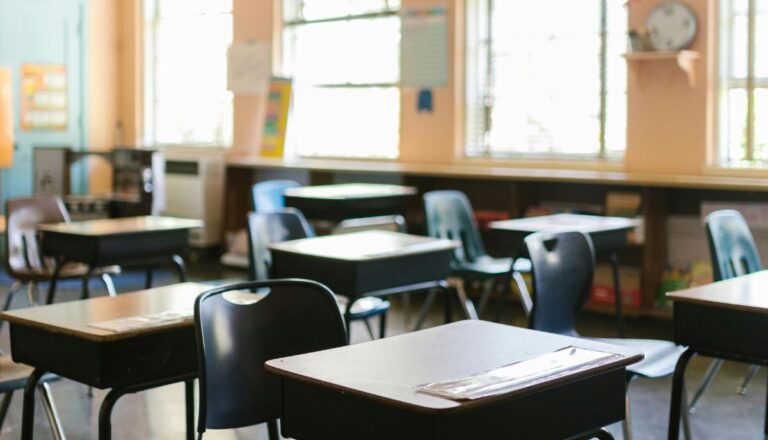 Un élève pointe une arme sur un enseignant en classe et est signalé