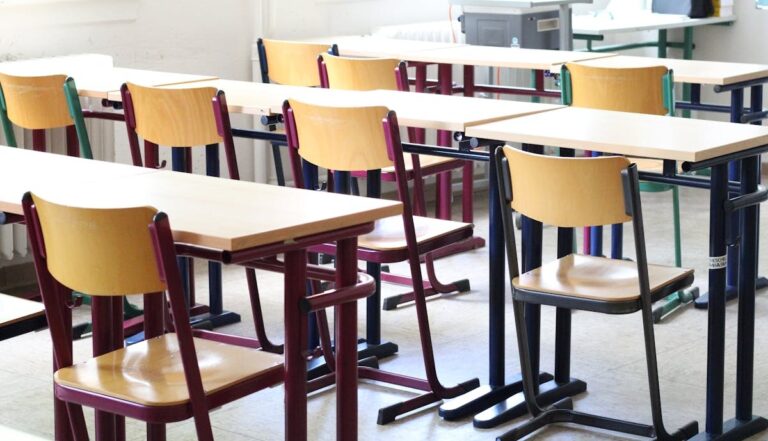 parmi les biens volés à l'école se trouvaient également un baby-foot et une table de ping-pong