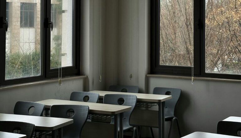 Le professeur lui demande « Comment vas-tu ? » et l'élève la frappe au visage