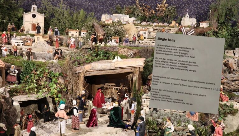 Chants de Noël à l'école sans références religieuses : le maire réagit