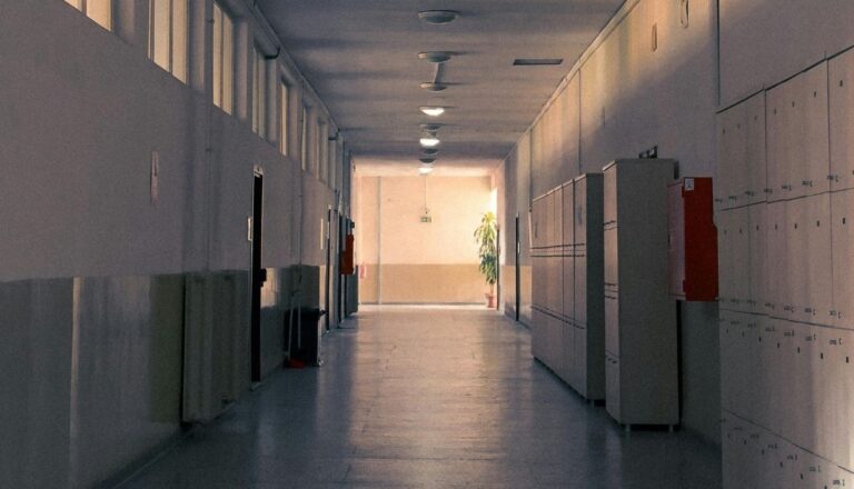 Une directrice agressée dans son bureau par la mère d'un élève et rapporte l'ANP