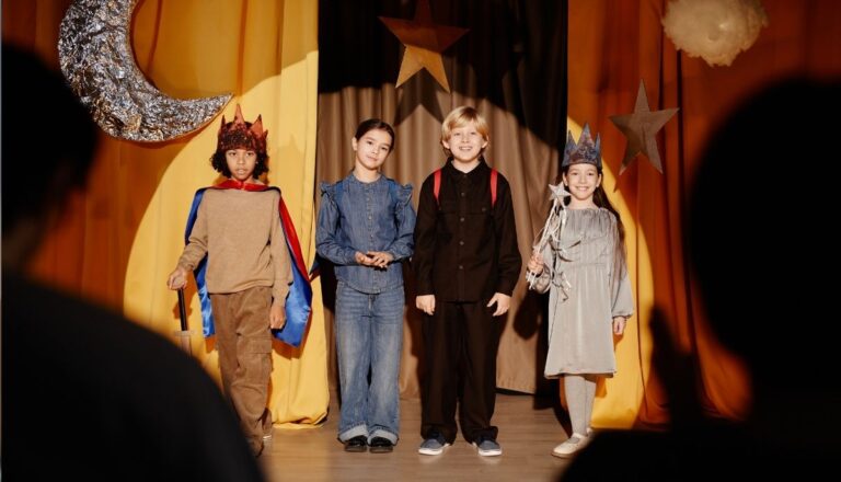 La pièce de Noël a un nombre limité de personnes, un seul parent peut participer