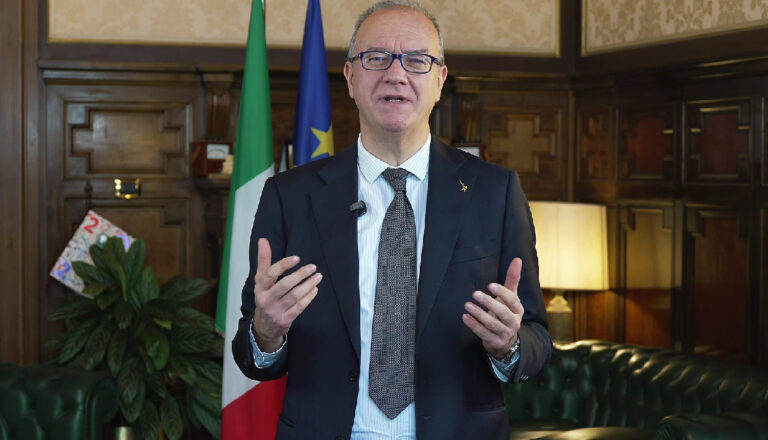 Valditara veut des drapeaux en bon état dans les écoles