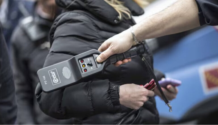 Détecteurs de métaux à l'école, ce que prévoit la directive Valditara et Piantedosi