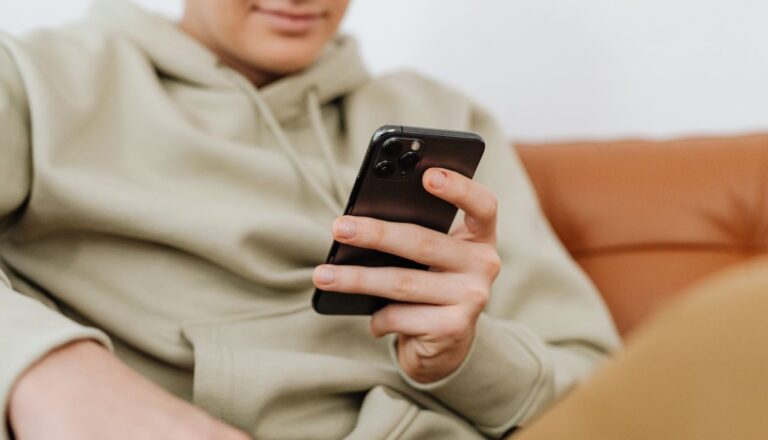 Dire du mal de l’école sur les réseaux sociaux : risques et conséquences juridiques