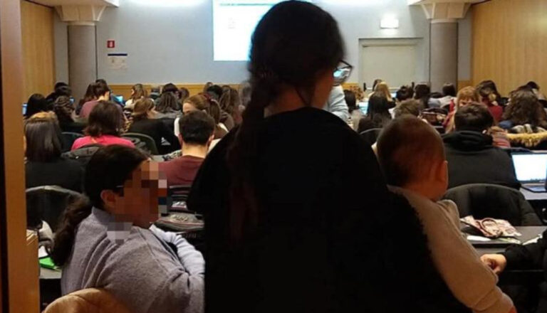 Caterina Giacalone, enseignante avec le nouveau-né au cours de qualification