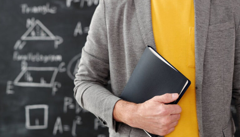 Un enseignant crachant dessus et frappé par des élèves : la plainte