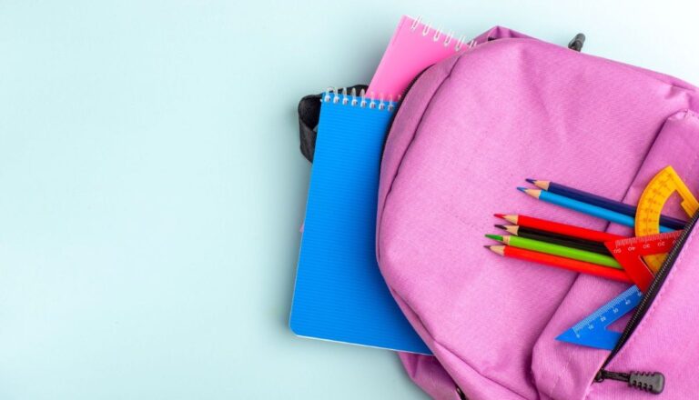 Deux sacs à dos d'enfants volés, les enseignants donnent leurs manuels