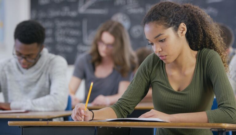 Absence massive stratégique pour interrogatoire : chaos dans une classe