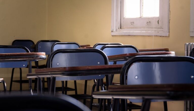 Une jeune de 17 ans dans le coma en échec à cause de trop d'absences, son père : « Acte inhumain »