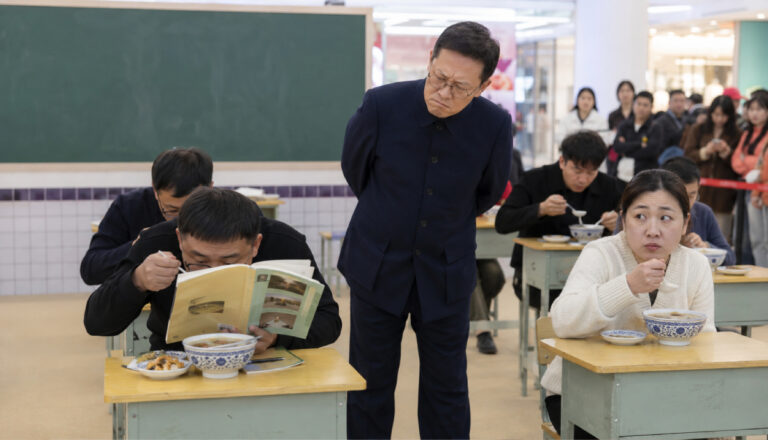 La course pour manger en cachette en classe est gagnée par celui qui termine sans se faire prendre