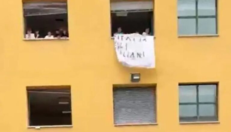 Banderole au lycée de Cesena: 6 en conduite à deux diplômés du lycée
