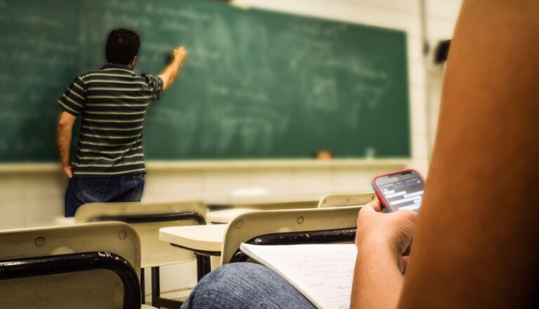 Pris avec son téléphone portable à l'échéance 2026 : étudiant échoué
