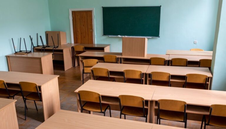 L’enseignant temporaire devient titulaire et prend sa retraite le même jour