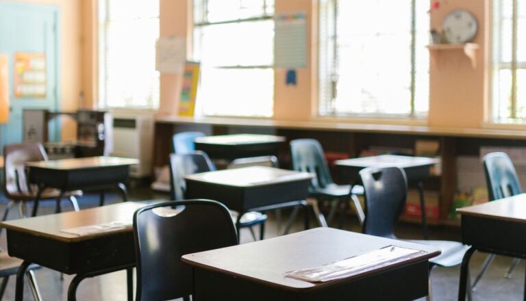 Sept mères obtiennent leur diplôme du cours du soir : un exemple contre le décrochage scolaire