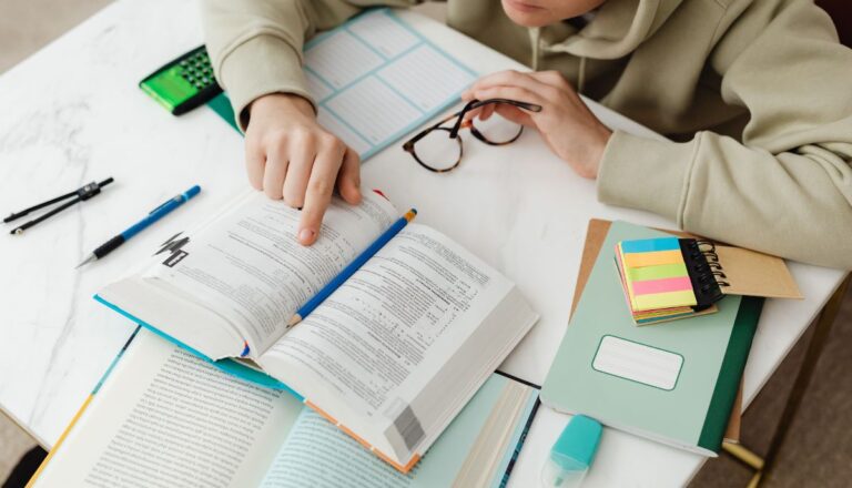 À l’école, combien passeront les examens de rattrapage avant de rentrer ? Données MIM