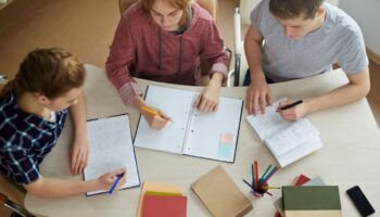 Actualités scolaires 2026-27 : débuts en IA, psychologue gratuit et latin au collège
