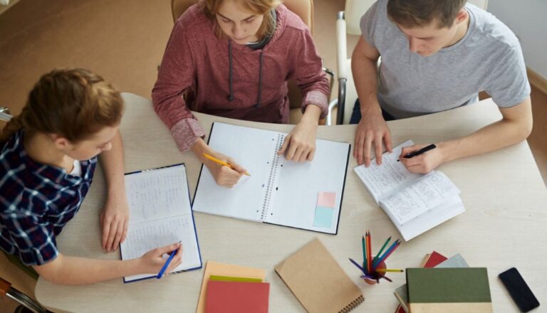 Actualités scolaires 2026-27 : débuts en IA, psychologue gratuit et latin au collège