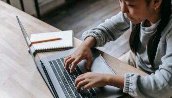 L'IA à l'école, de meilleures notes aux devoirs mais un effondrement aux examens : les données