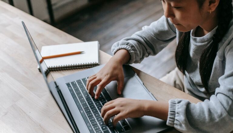 L'IA à l'école, de meilleures notes aux devoirs mais un effondrement aux examens : les données