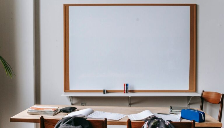 Ginostra, l'école rouvre après 20 ans : Aysha est la seule élève