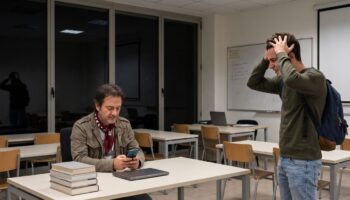 Un professeur non préparé s'absente pour se rendre au stade : lettre des étudiants