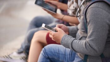 Interdiction des téléphones portables à l'école, Valditara : « Maintenant, d'autres pays nous suivent »