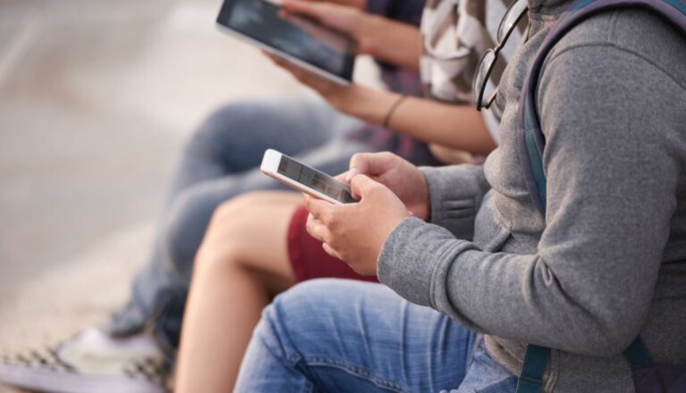 Interdiction des téléphones portables à l'école, Valditara : « Maintenant, d'autres pays nous suivent »